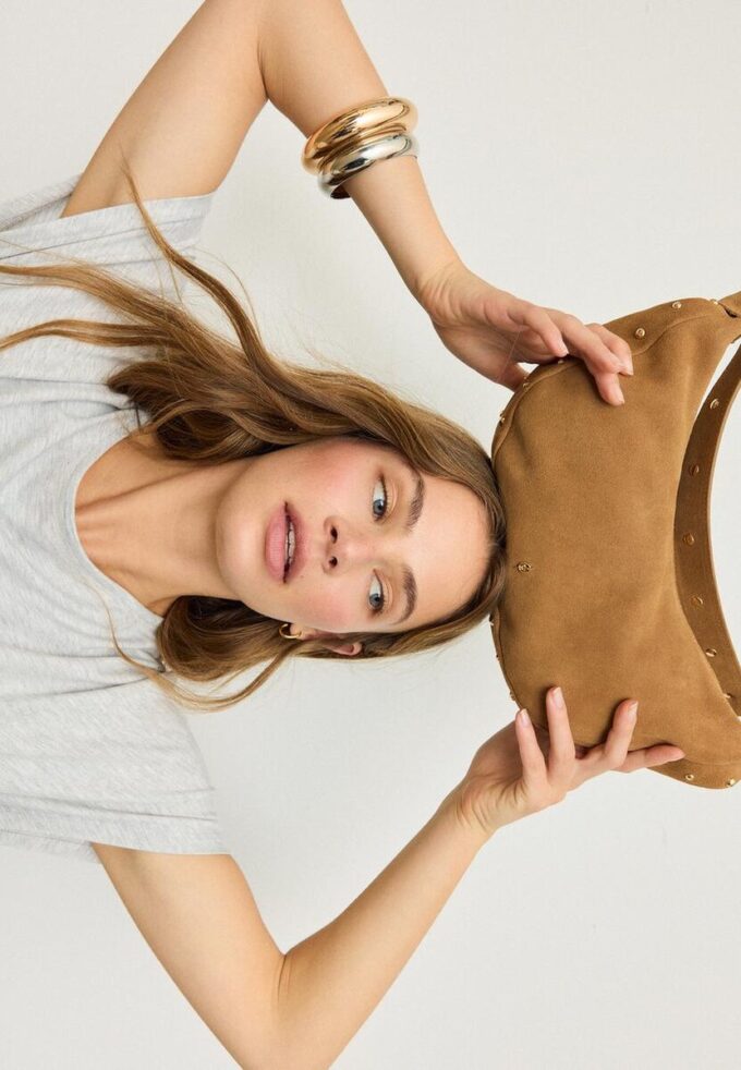 100% taška z kůže přes rameno s cvočky 100% taška z kůže přes rameno s cvočky