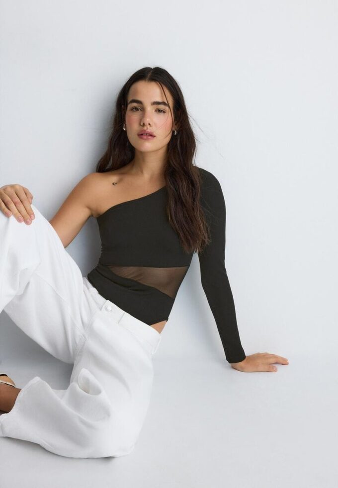 Asymetrické body s průsvitnými detaily