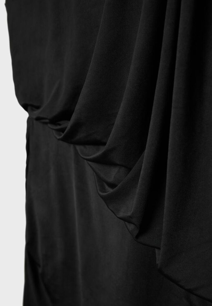 Asymetrické drapované krátké kraťasy