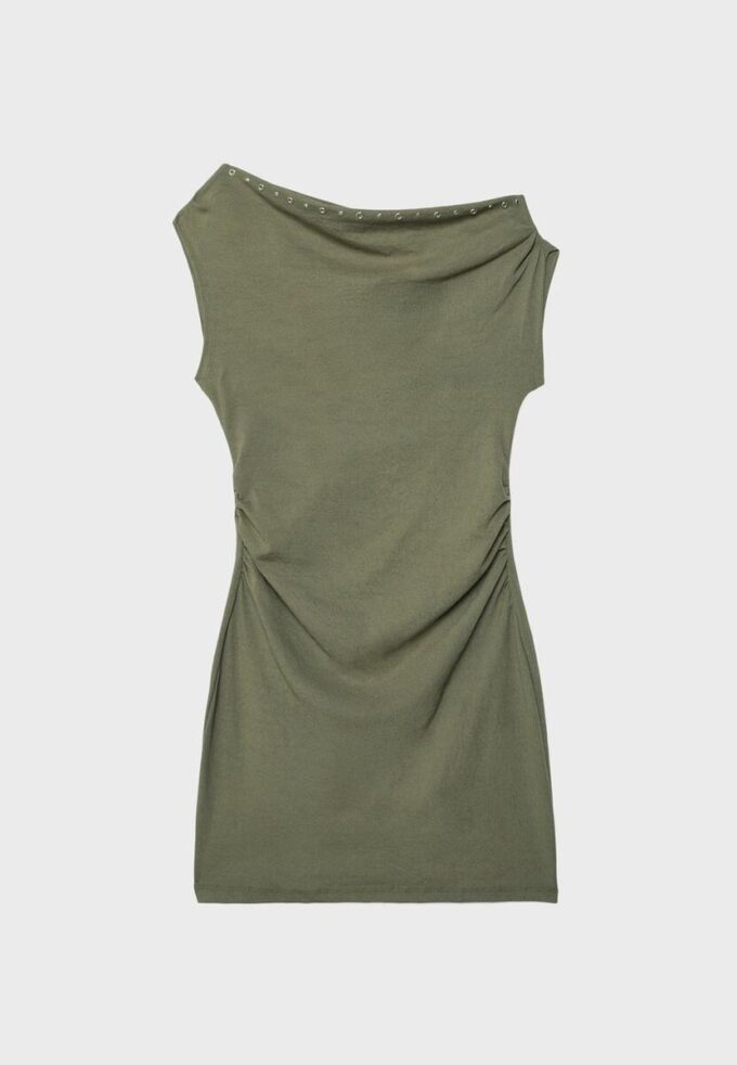 Asymetrické minišaty s cvočky