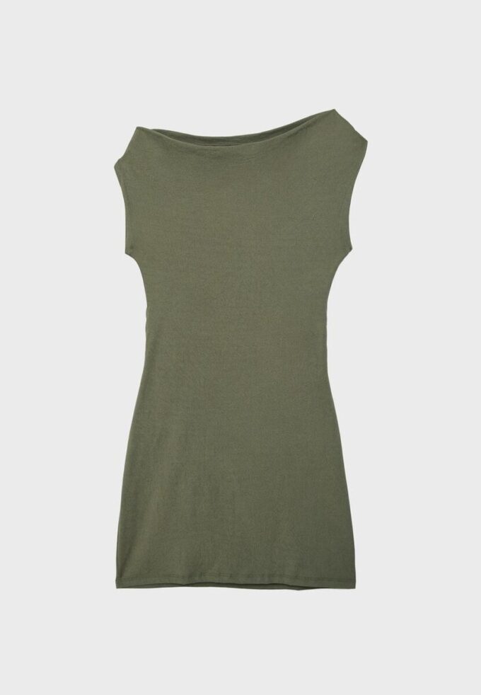 Asymetrické minišaty s cvočky