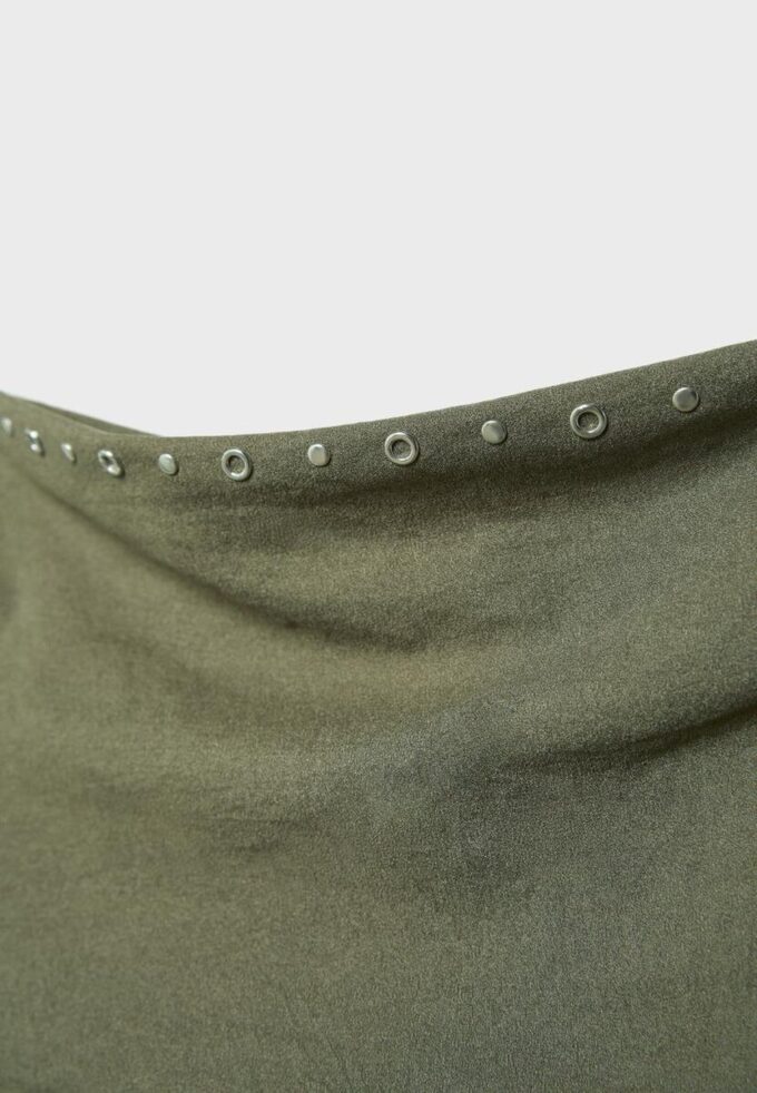 Asymetrické minišaty s cvočky