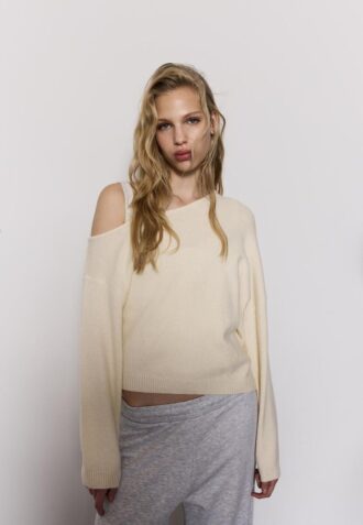 Asymetrický pletený svetr