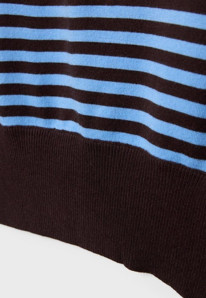 Asymetrický pletený svetr