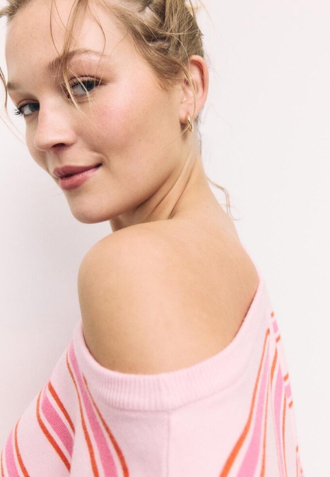 Asymetrický pletený svetr s žebrovaným lemem Asymetrický pletený svetr s žebrovaným lemem