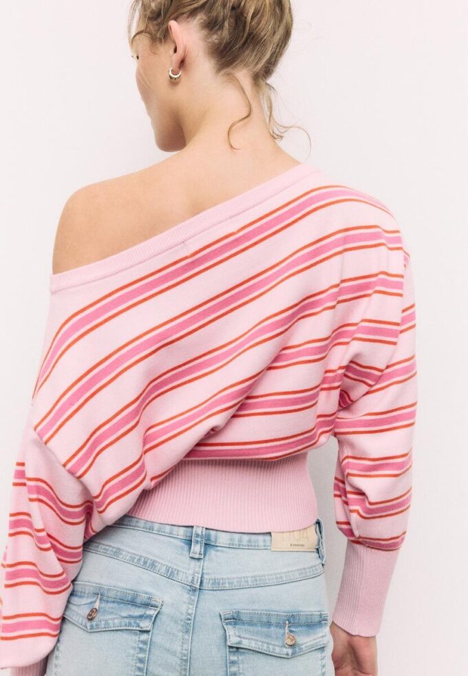 Asymetrický pletený svetr s žebrovaným lemem Asymetrický pletený svetr s žebrovaným lemem