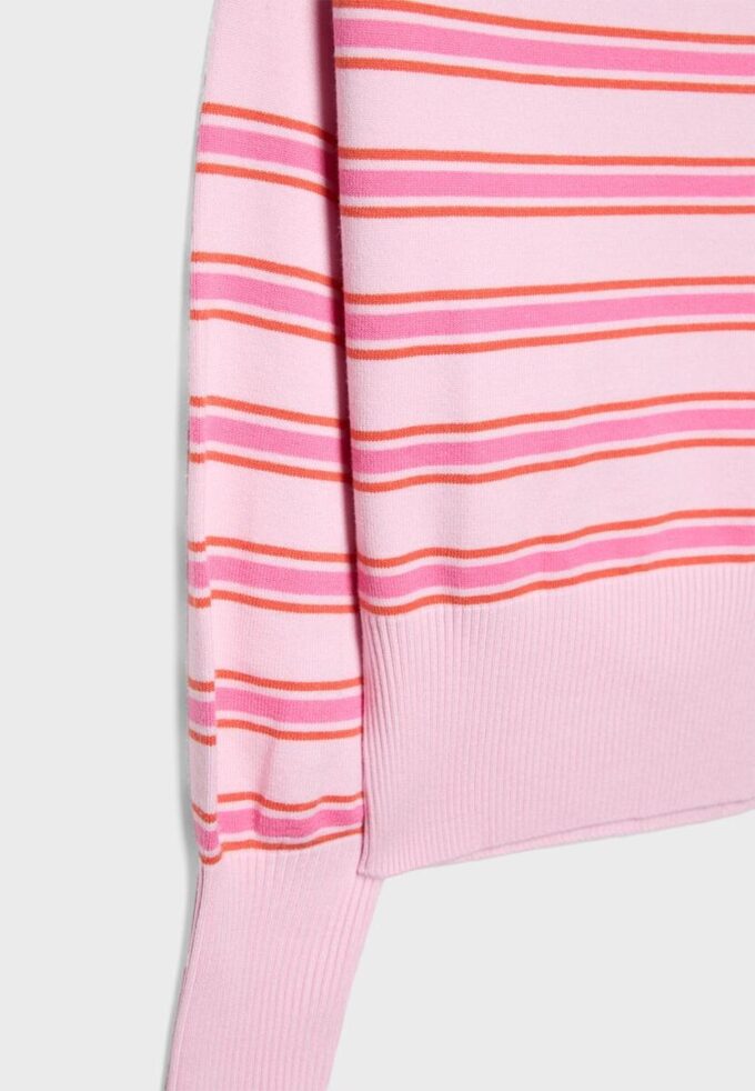 Asymetrický pletený svetr s žebrovaným lemem Asymetrický pletený svetr s žebrovaným lemem