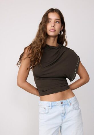 Asymetrický top bez rukávů s cvočky