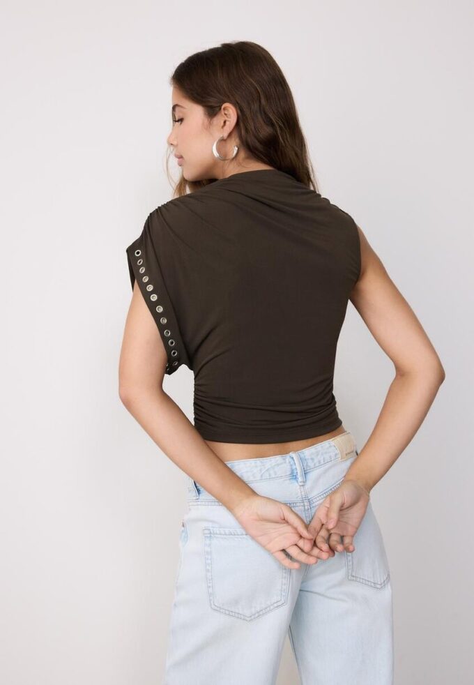 Asymetrický top bez rukávů s cvočky