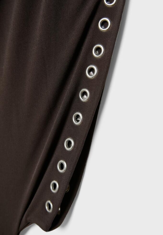 Asymetrický top bez rukávů s cvočky