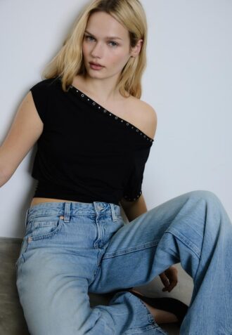 Asymetrické tričko s cvočky