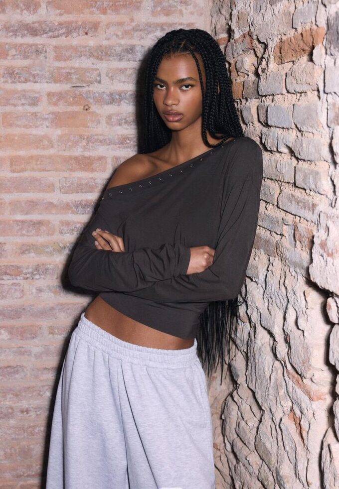 Asymetrické tričko s cvočky