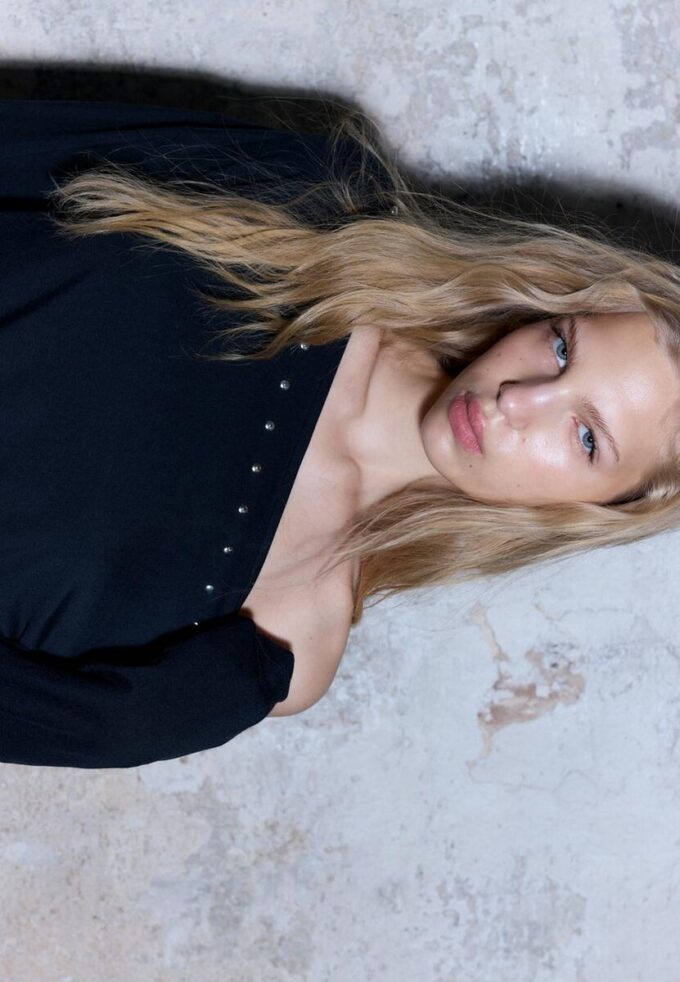 Asymetrické tričko s cvočky