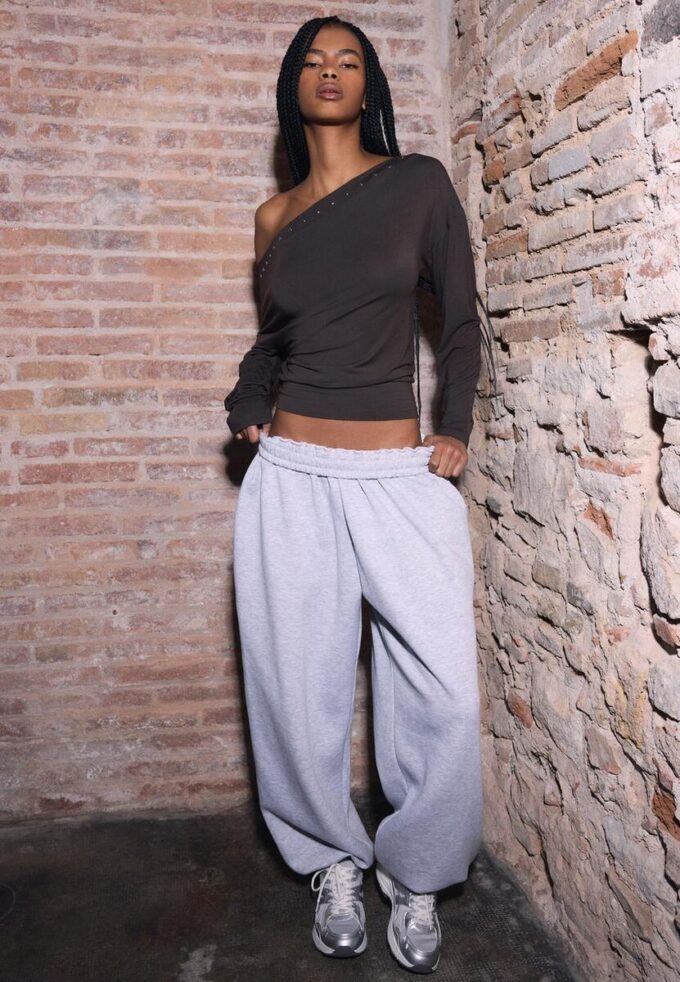 Asymetrické tričko s cvočky