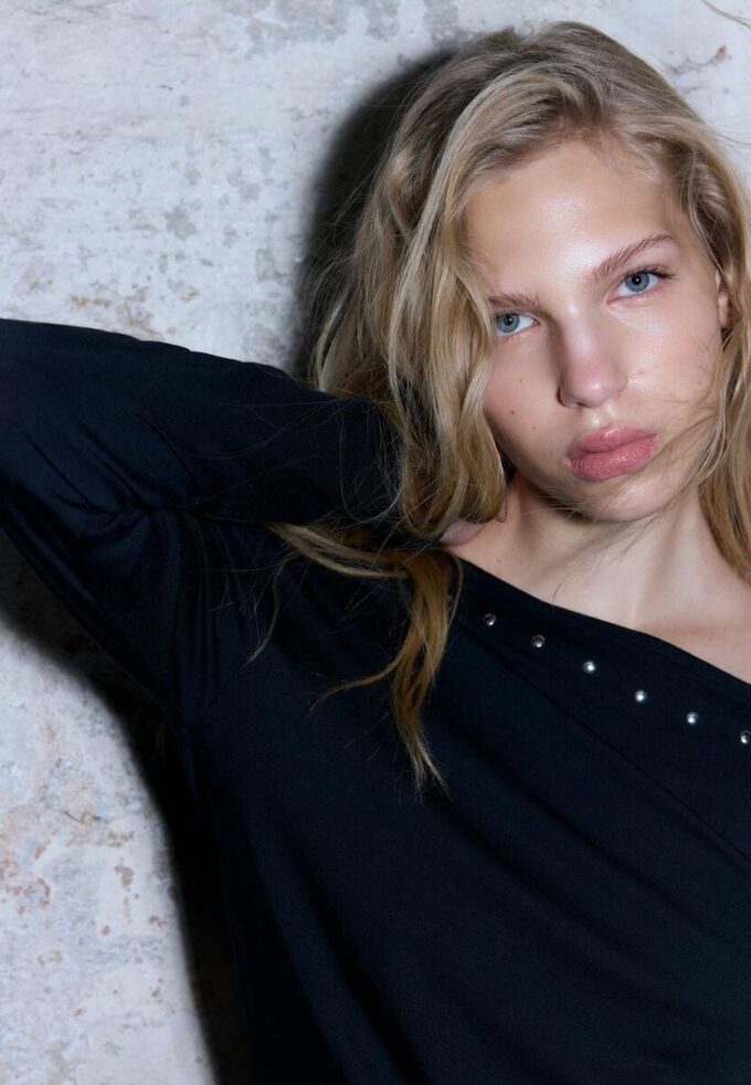 Asymetrické tričko s cvočky