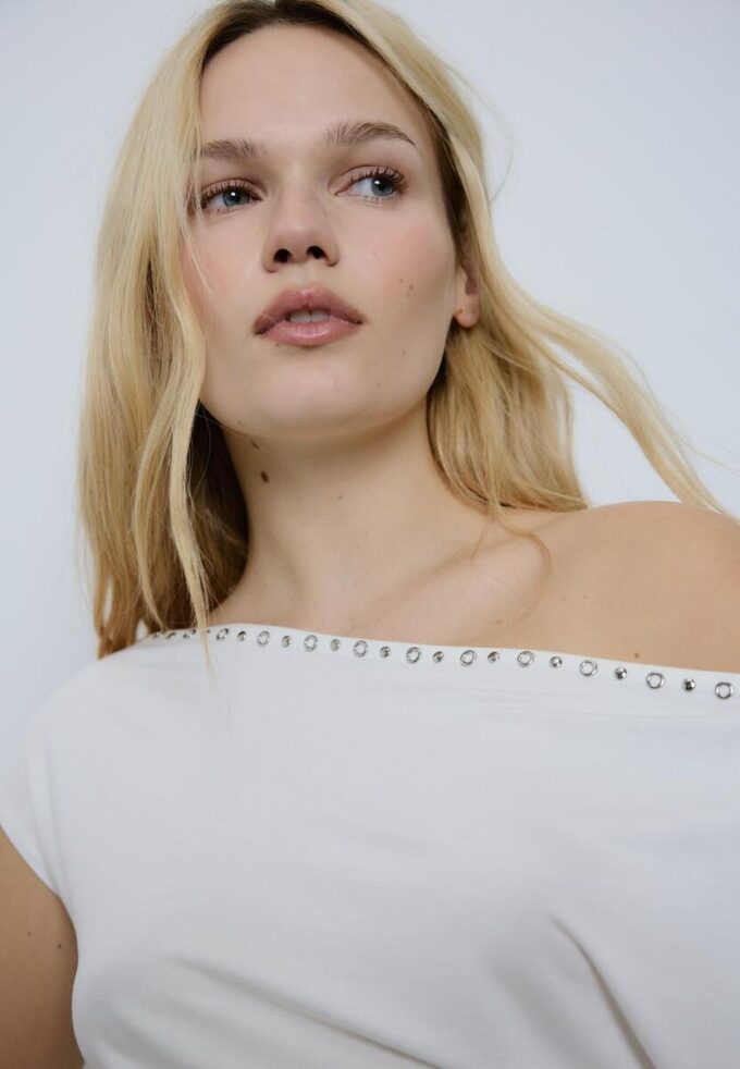 Asymetrické tričko s cvočky