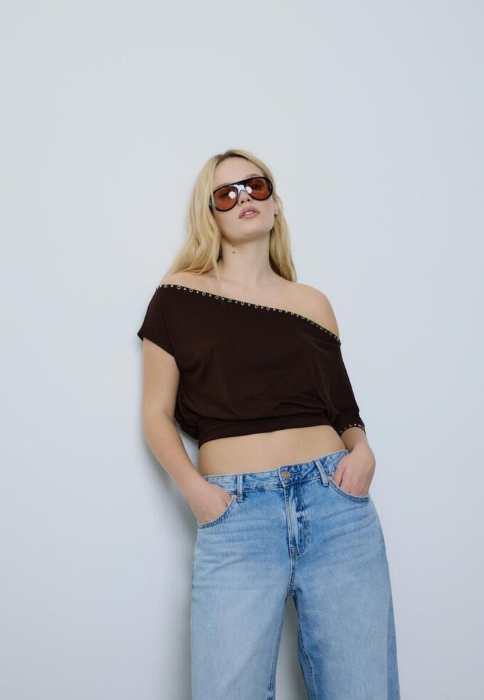 Asymetrické tričko s cvočky