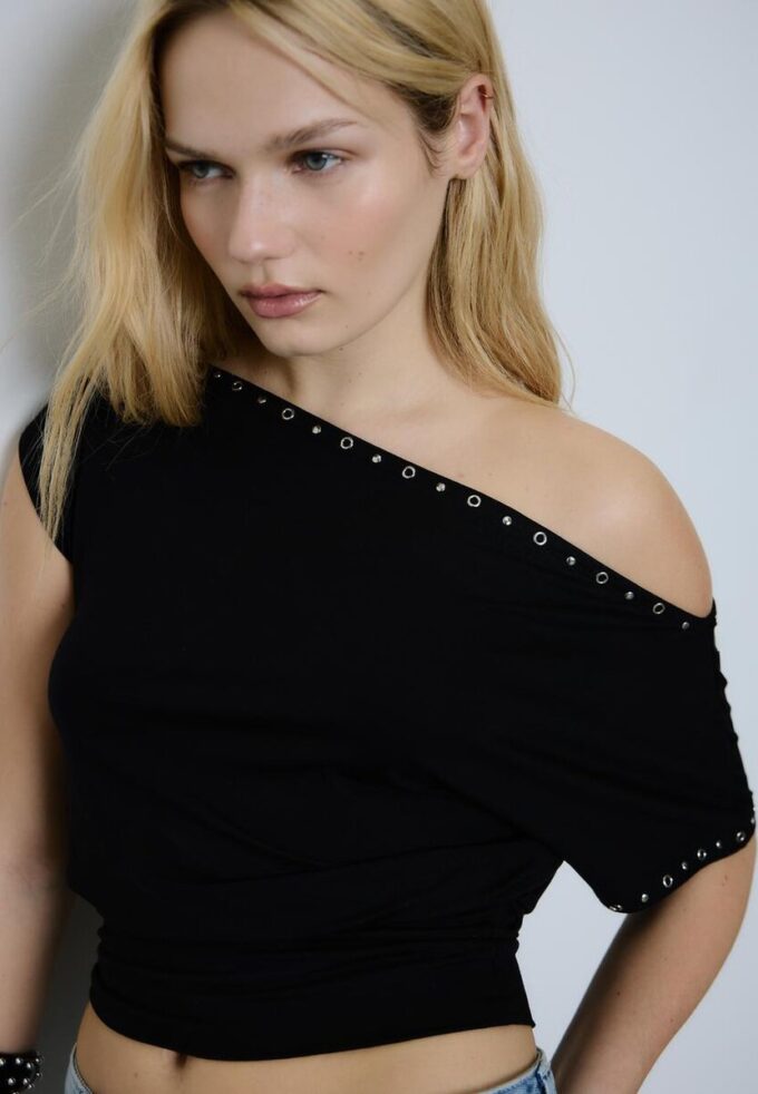 Asymetrické tričko s cvočky Asymetrické tričko s cvočky