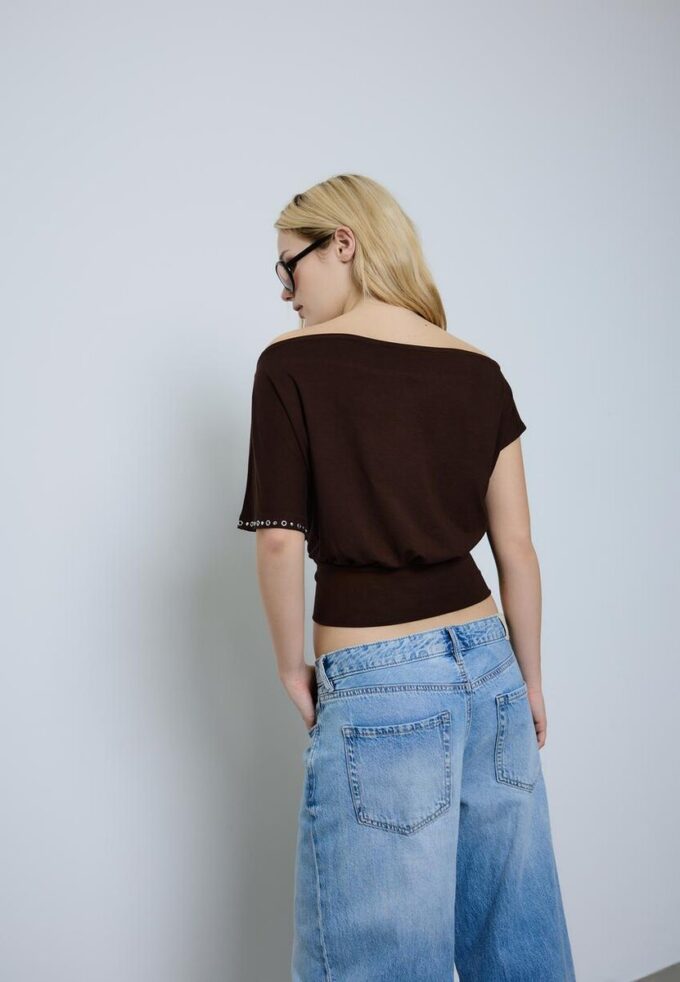 Asymetrické tričko s cvočky