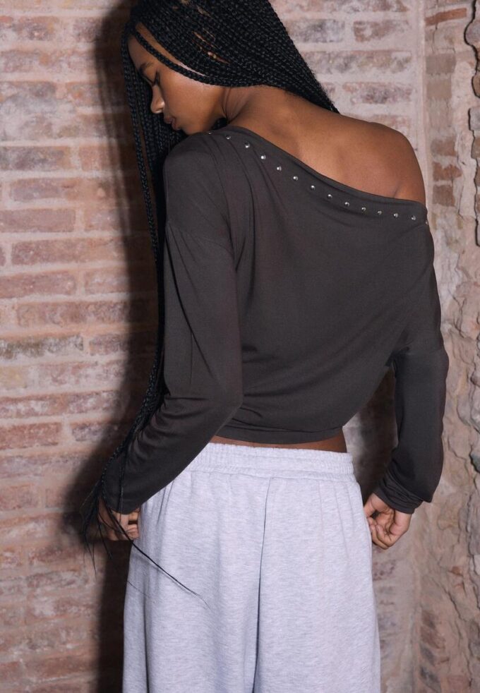 Asymetrické tričko s cvočky