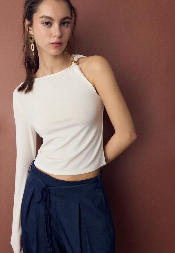 Asymetrické tričko s kovovou sponou