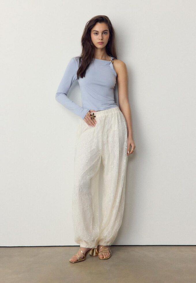 Asymetrické tričko s kovovou sponou Asymetrické tričko s kovovou sponou