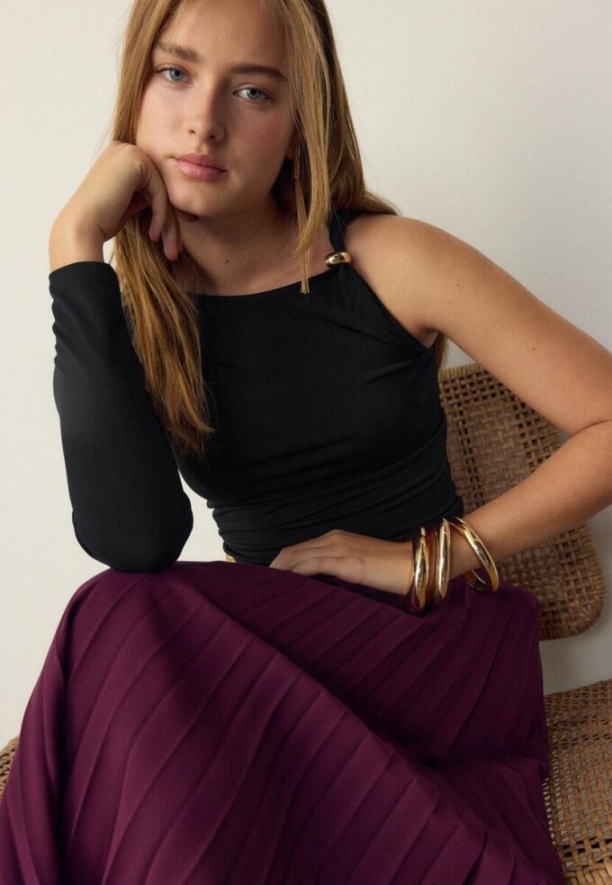 Asymetrické tričko s kovovou sponou