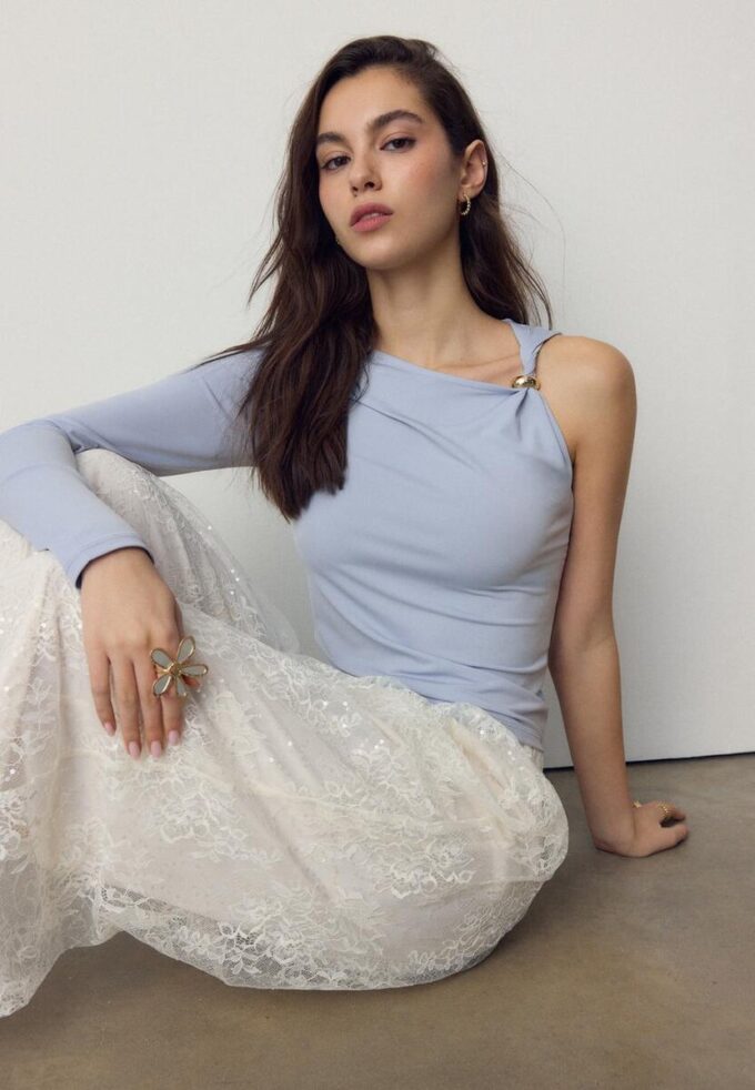 Asymetrické tričko s kovovou sponou Asymetrické tričko s kovovou sponou