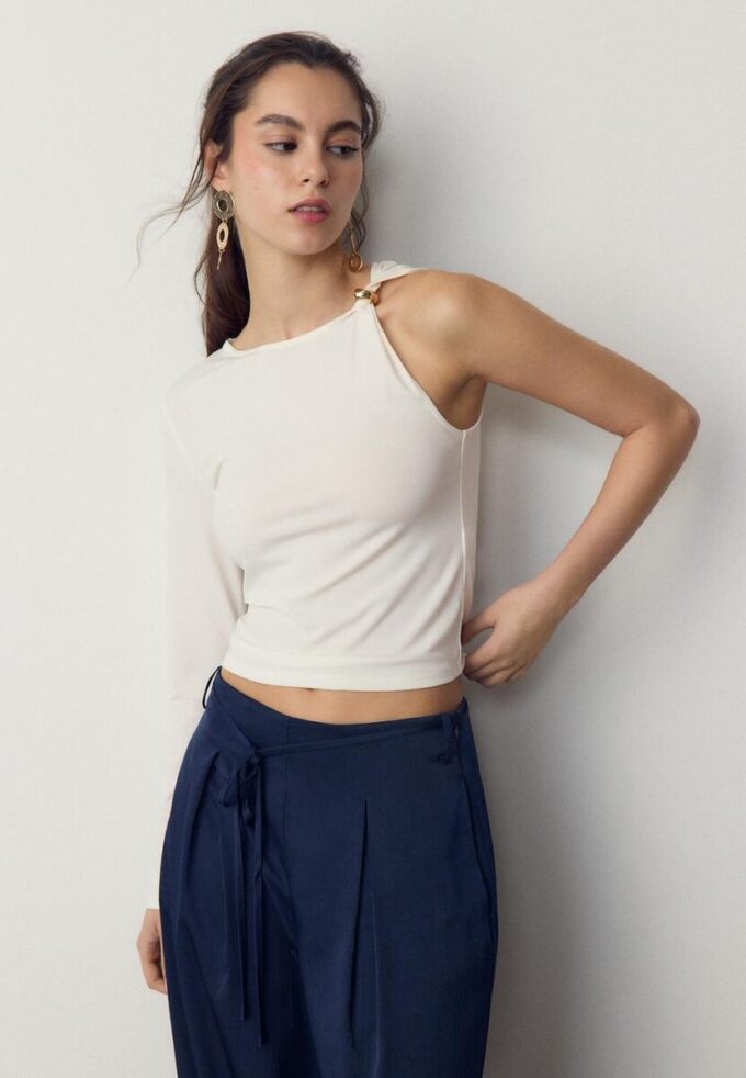 Asymetrické tričko s kovovou sponou