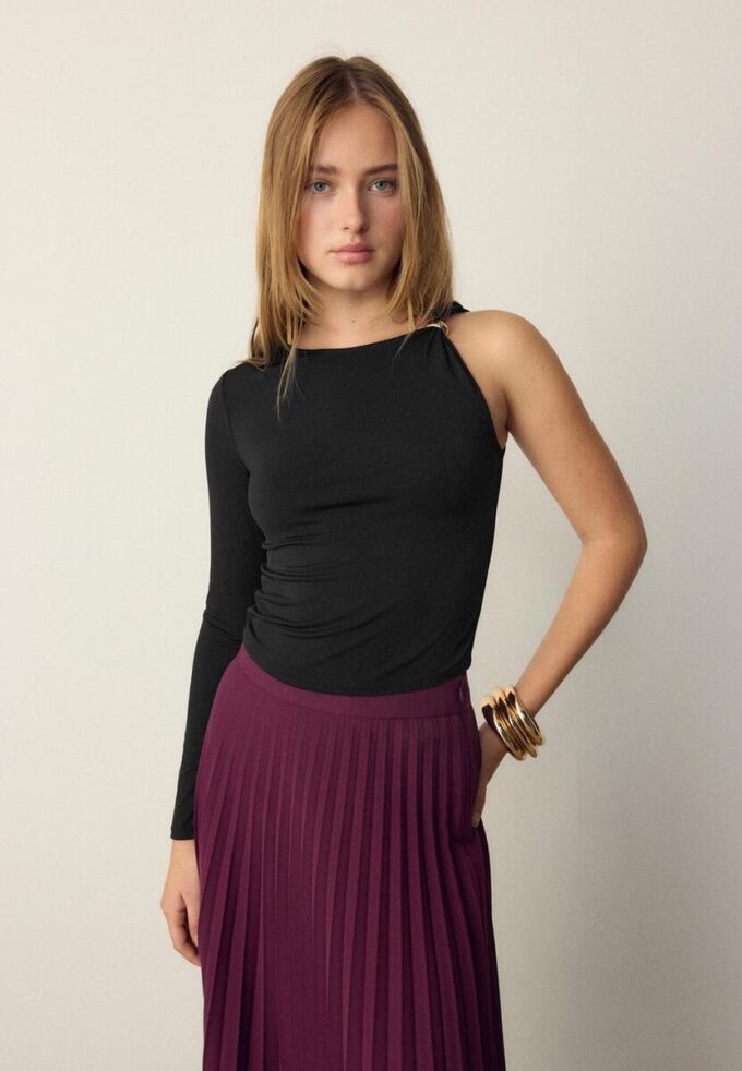 Asymetrické tričko s kovovou sponou