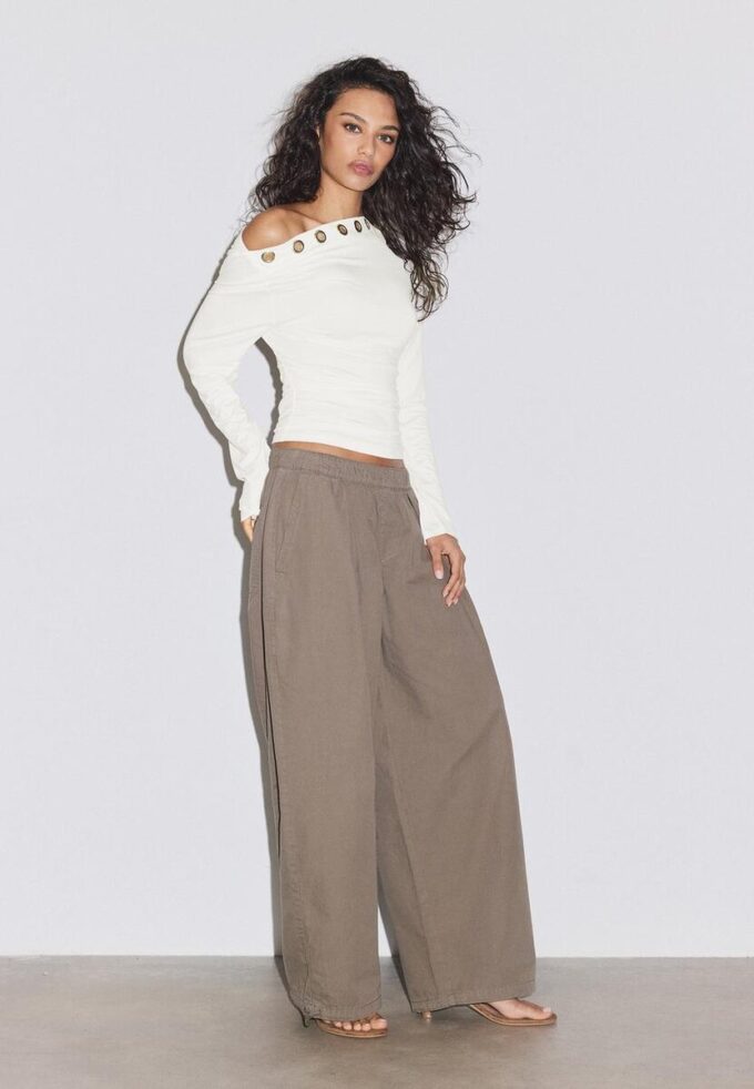 Asymetrické tričko s očky