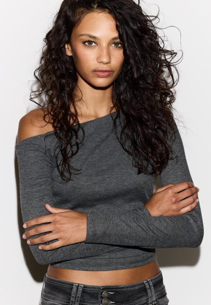 Asymetrické tričko se řaseným detailem Asymetrické tričko se řaseným detailem