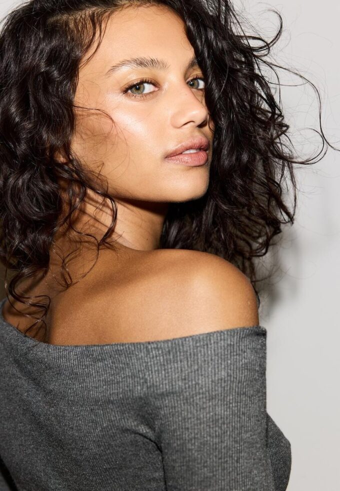 Asymetrické tričko se řaseným detailem Asymetrické tričko se řaseným detailem