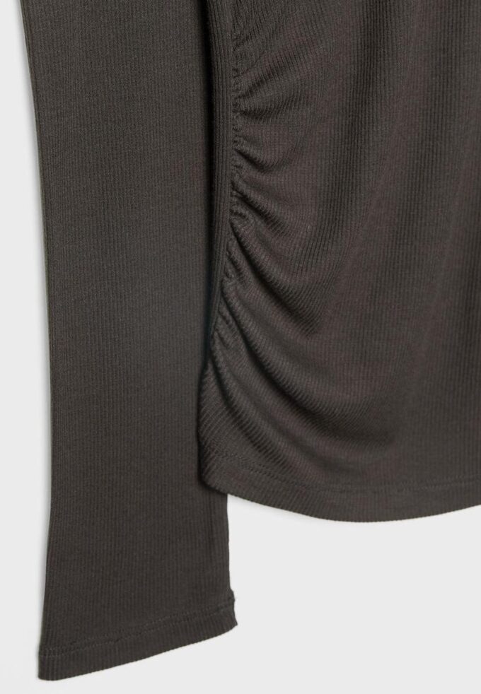 Asymetrické tričko se řaseným detailem