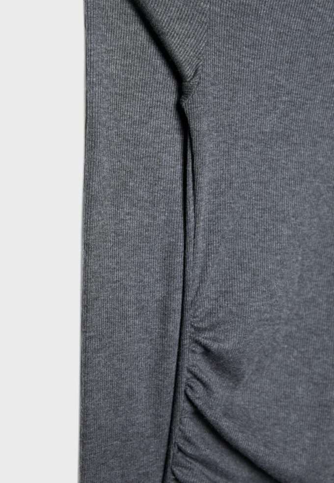 Asymetrické tričko se řaseným detailem Asymetrické tričko se řaseným detailem