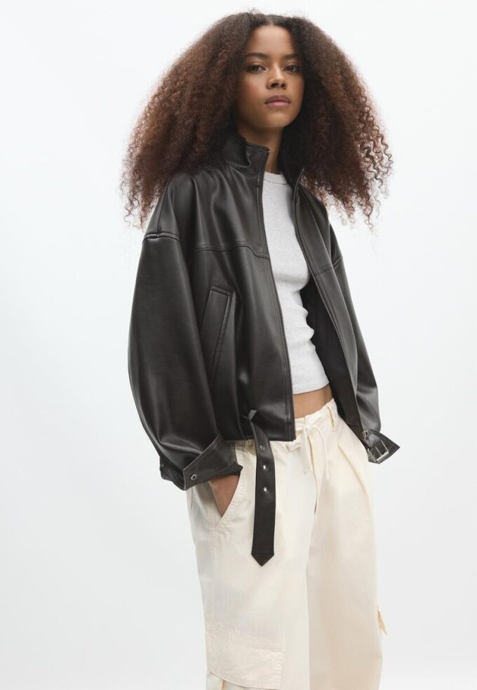 Balonová bunda s efektem kůže a páskem