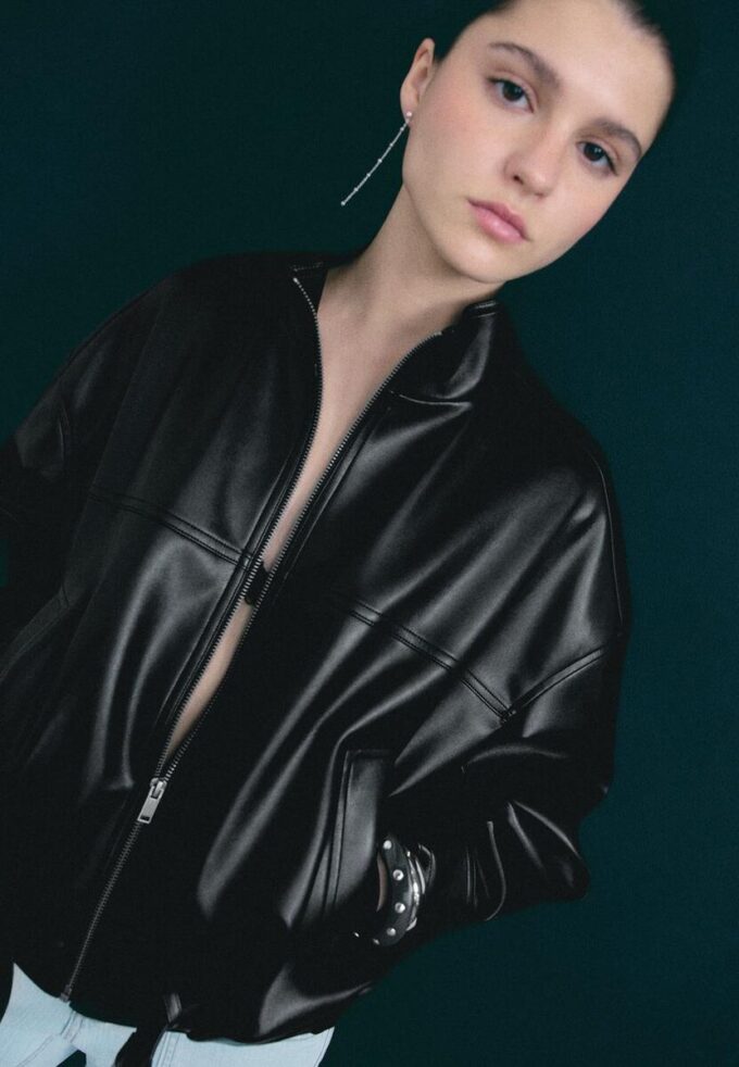 Balonová bunda s efektem kůže a páskem