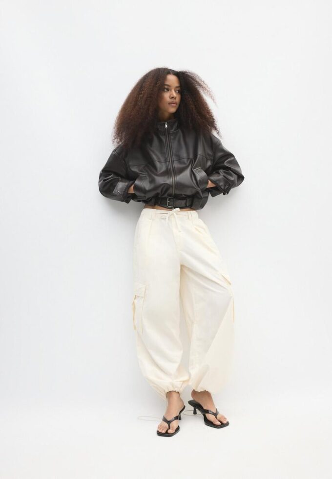 Balonová bunda s efektem kůže a páskem