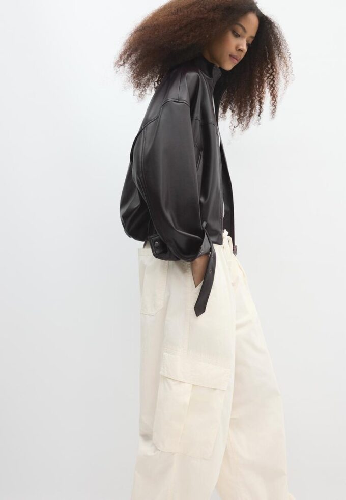 Balonová bunda s efektem kůže a páskem