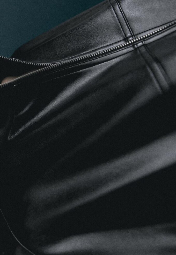 Balonová bunda s efektem kůže a páskem