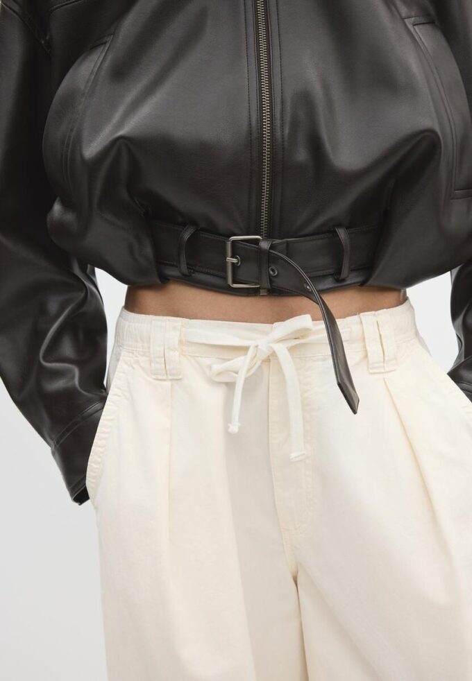 Balonová bunda s efektem kůže a páskem