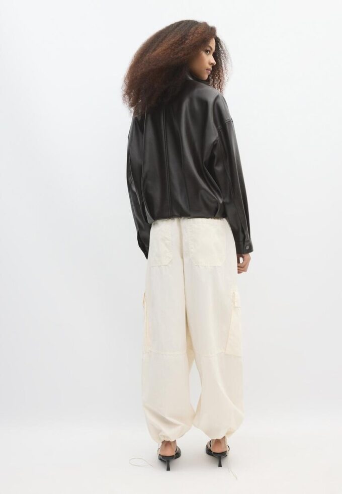 Balonová bunda s efektem kůže a páskem