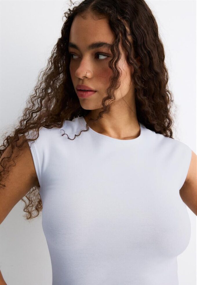 Basic přiléhavé krátké tričko