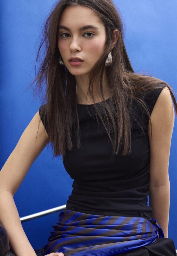 Basic přiléhavé tričko se řasením