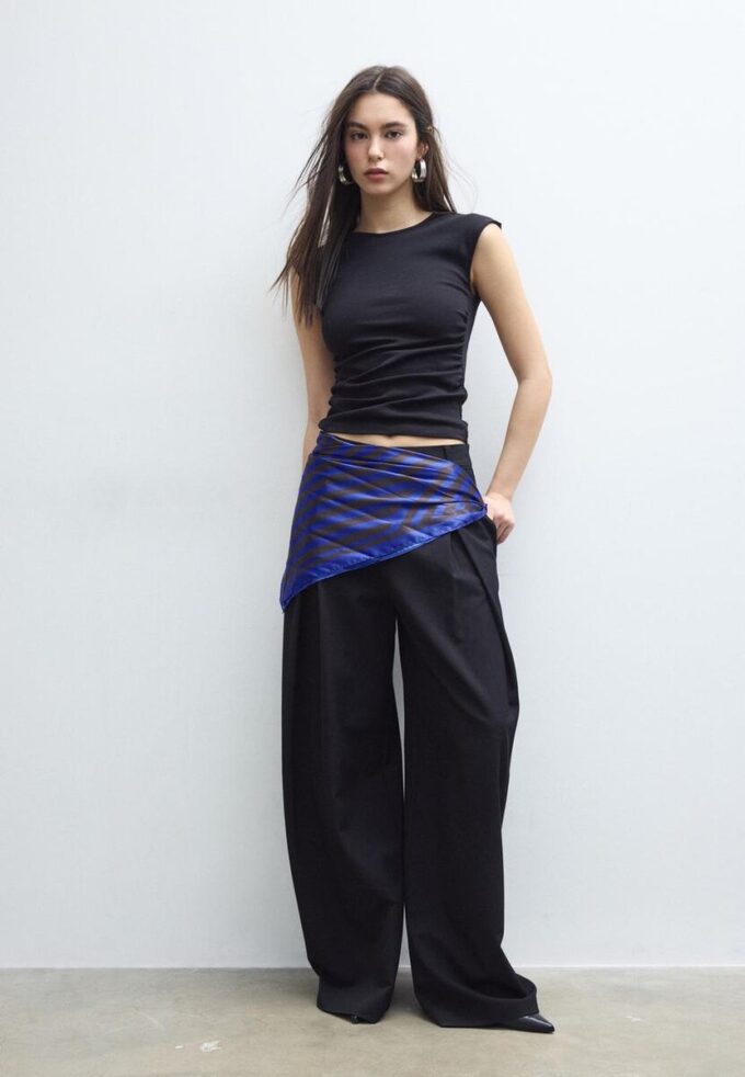 Basic přiléhavé tričko se řasením