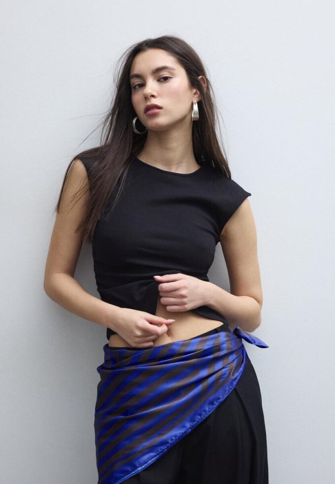 Basic přiléhavé tričko se řasením