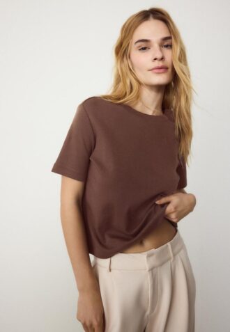 Basic tričko s regular střihem a silnější látkou