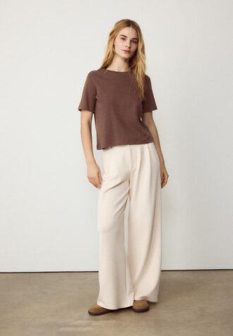 Basic tričko s regular střihem a silnější látkou