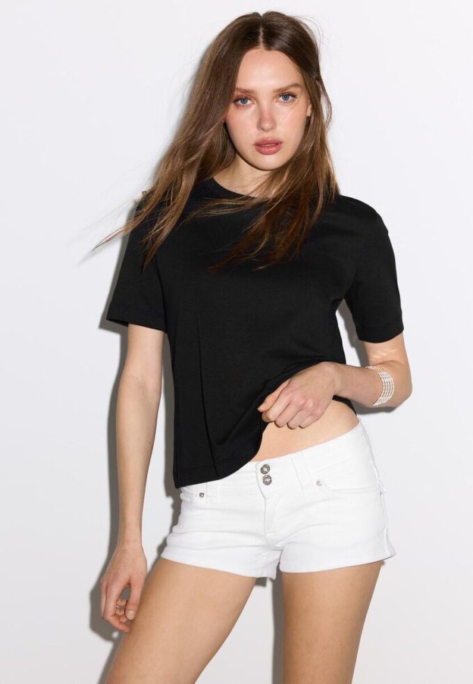 Basic tričko s regular střihem a silnější látkou Basic tričko s regular střihem a silnější látkou