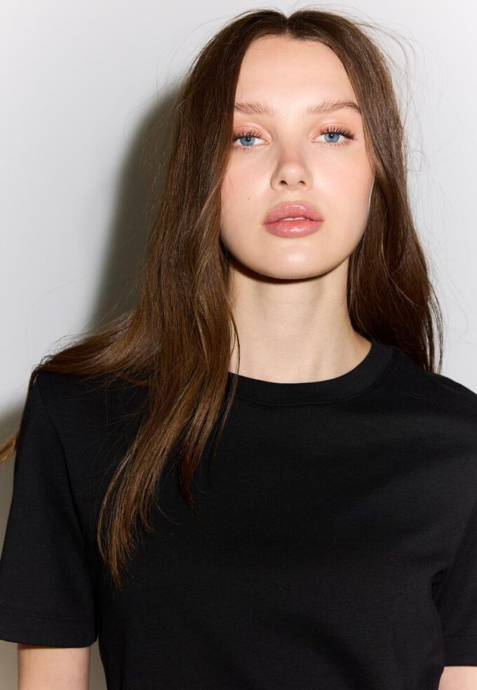 Basic tričko s regular střihem a silnější látkou Basic tričko s regular střihem a silnější látkou